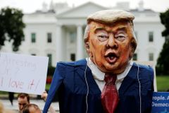 V USA jde do aukce socha nahého Trumpa, prodat by se mohla za více než půl milionu