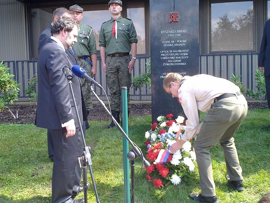Obelisk věnovaný památce Poláka Ryszarda Siwiece