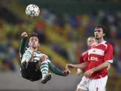 Martin Stranzl ze Spartaku Moskva (vpravo) sleduje akrobatický pokus Rodriga Tella ze Sportingu Lisabon ve fotbalové Lize mistrů.