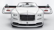 Rolls-Royce Dawn - V minulosti měla protisměrně otevírané dveře celá řada aut. Nastupování do vozu je totiž díky nim mnohem elegantnější. Kvůli nebezpečí, že řidič za jízdy vyletí z vozu ven, se jim začalo přezdívat „sebevražedné dveře“. Dnes už nebezpečné nejsou, ale mnoho automobilek je nepoužívá. Jednou z výjimek je Rolls-Royce. Najdete je v každém jeho modelu. Podobný typ má třeba ještě Opel Meriva.