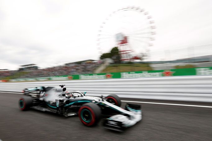 Lewis Hamilton v Mercedesu v pátečním tréninku na Velkou cenu Japonska.