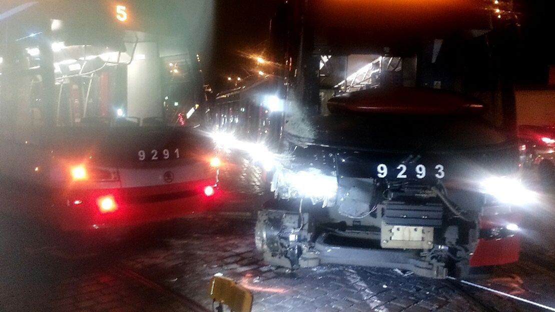 Nehoda tramvají na Malostranské