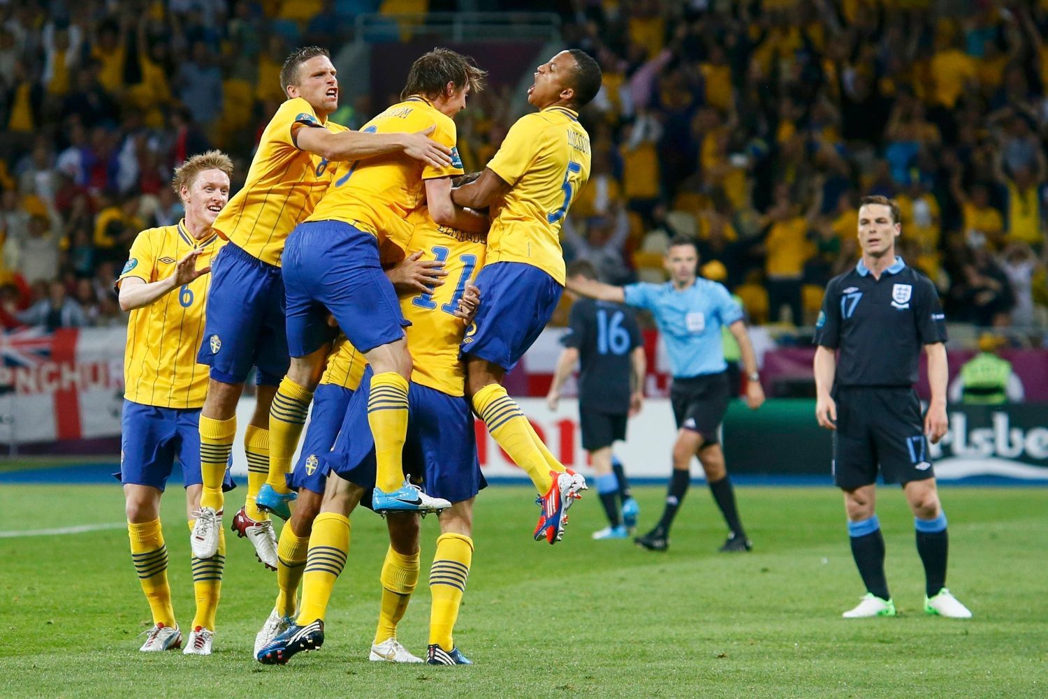 Švédští fotbalisté slaví první gól proti Anglii ve skupině D na Euru 2012