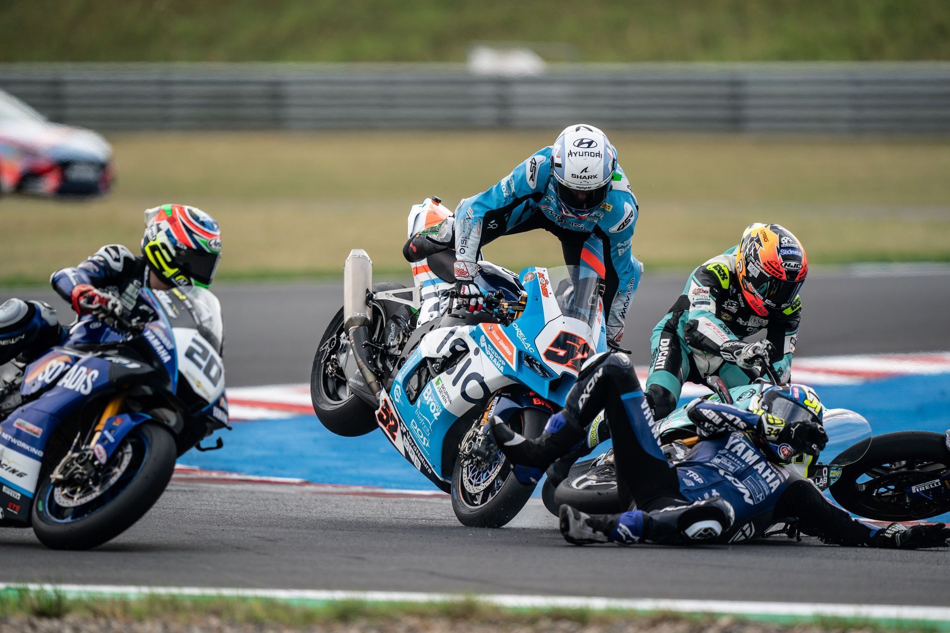 Oliver König s Kawasaki během závodu MS superbiků v Mostě 2023