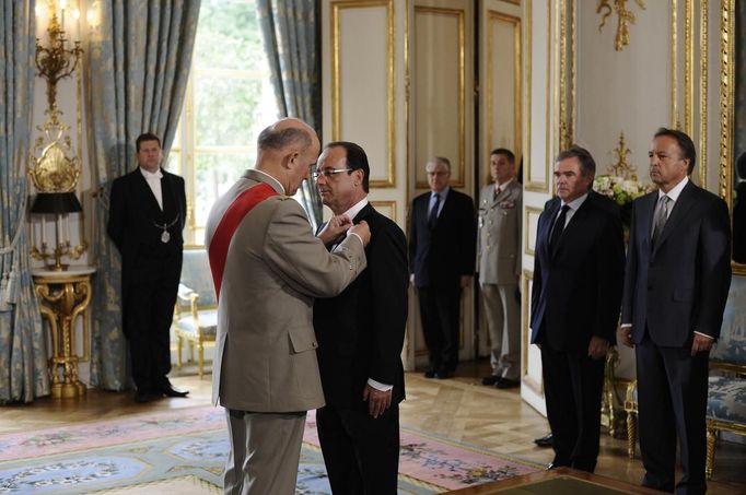 Francois Hollande přebírá Řád čestné legie.