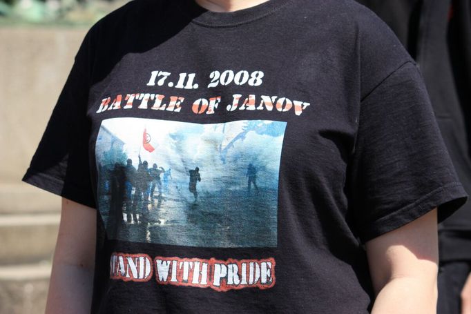 Na loňské krvavé střety s policií v Janově, při kterých bylo zraněno několik lidí, si Dělnická strana nechala udělat speciální vzpomínková trička.