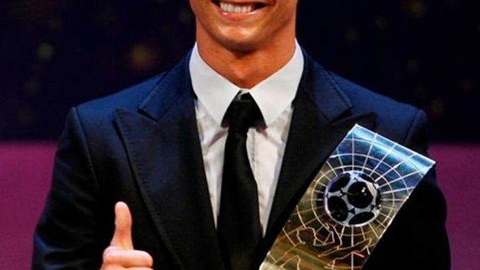 Cristiano Ronaldo s cenou pro nejlepšího fotbalistu světa roku 2008.