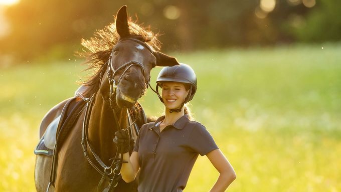 Veselé fotky domácích mazlíčků: mezi vítězi je i Čech se snímkem koně a jezdkyně