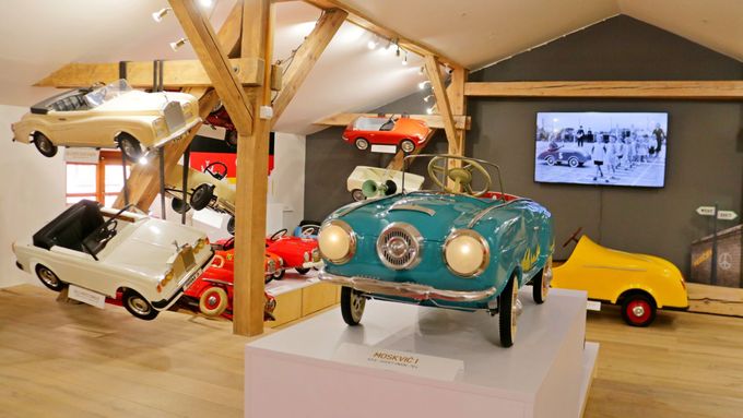 Moskvič je kopií italského šlapacího autíčka, která zase kopíruje skutečný vůz Studebaker.
