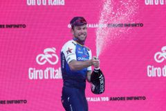 Cavendish si při návratu na Giro dospurtoval pro 16. etapové vítězství