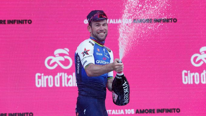 Mark Cavendish slaví vítězství ve 3. etapě letošního Gira