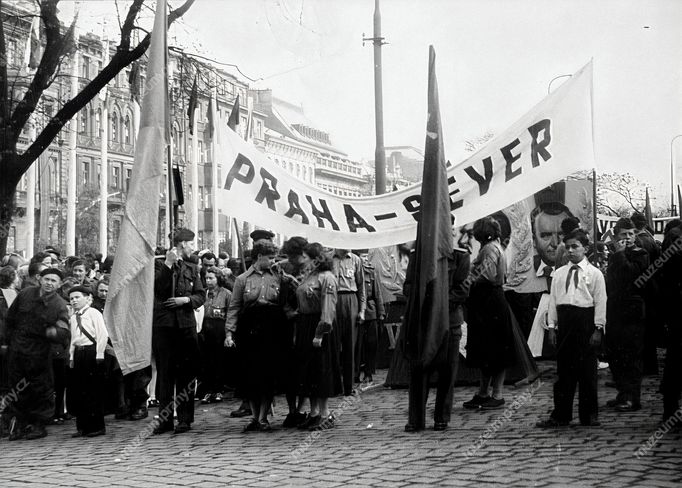 Dobová fotografie použitá v letáku komunistické strany k 1. máji 1935