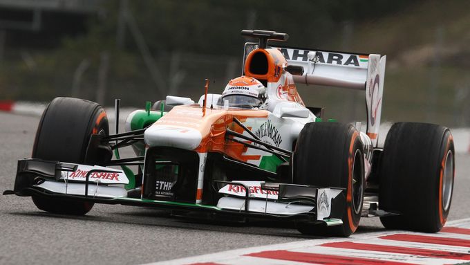 Adrian Sutil dokázal, že ani formule 1 mít nemusí po celou dobu čtyři kola pevně na zemi.