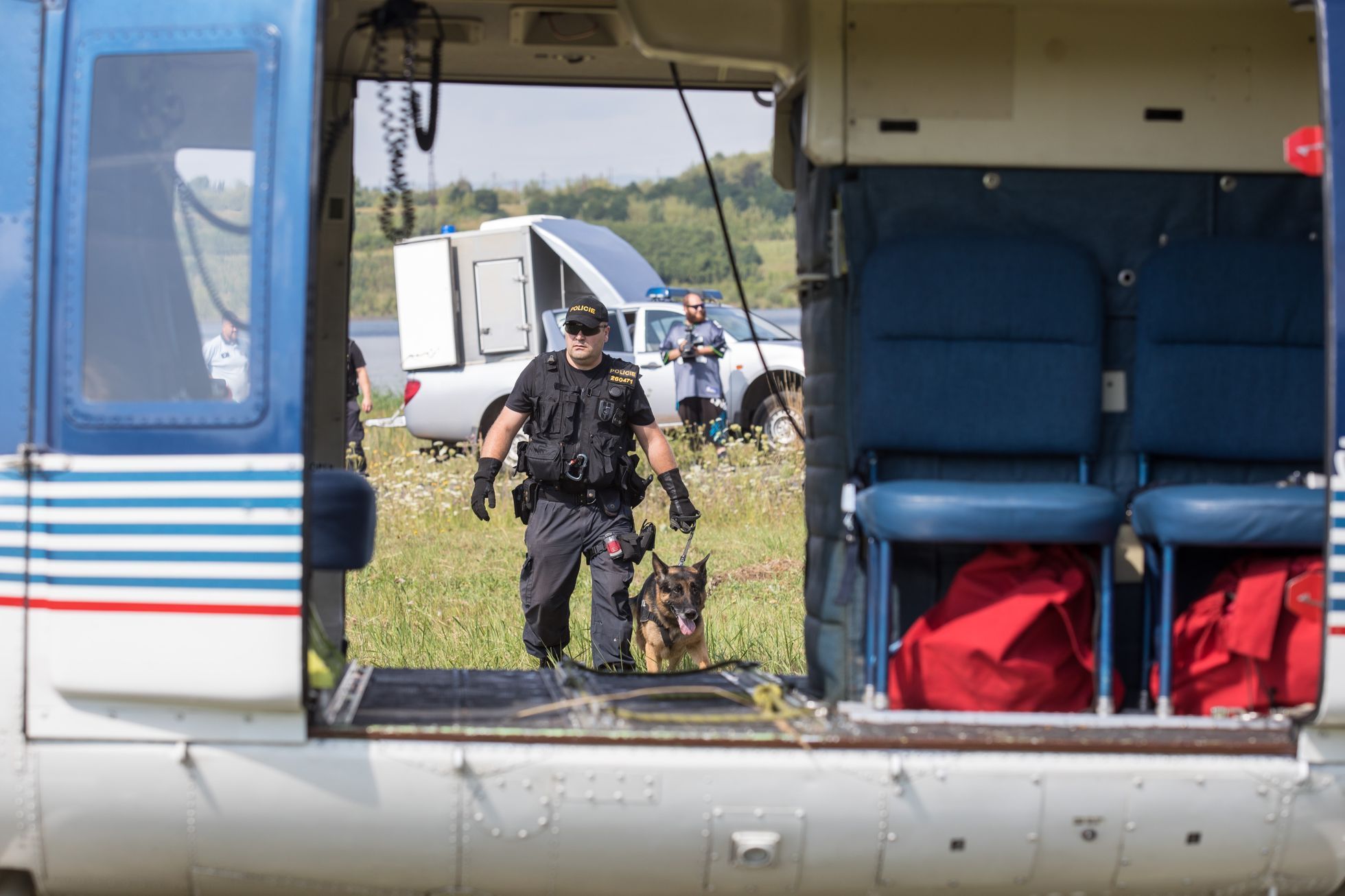 Policejní psi cvičili v Mostě přelety vrtulníkem.