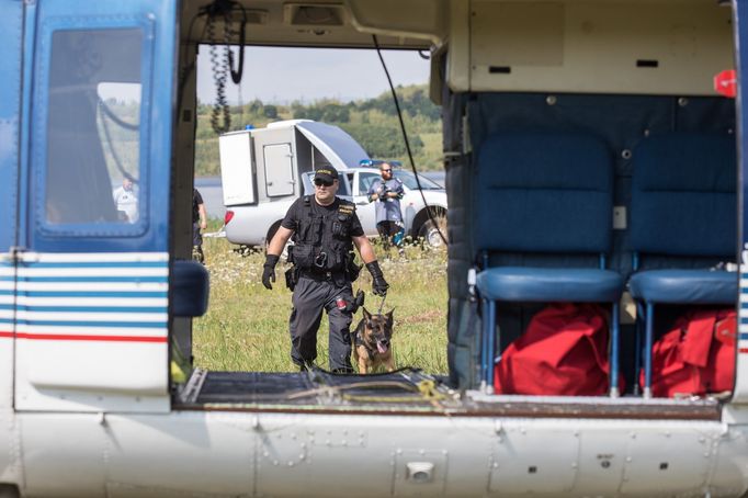 Policejní pes nesmí být bázlivý a mít z létání strach, řekl ČTK vedoucí policejních kynologů Ústeckého kraje Petr Tomášek. Výcvik policejního psa trvá zhruba dva roky.