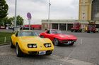 Několik generací Chevroletu Corvette.