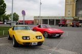 Několik generací Chevroletu Corvette.