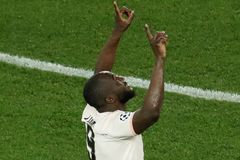 Živě: PSG - United 1:3. Angličané jdou po kontroverzní penaltě z nastavení dále