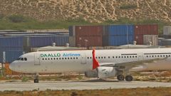 Letoun společnosti Daallo Airlines, odstavený na letišti v Mogadišu.