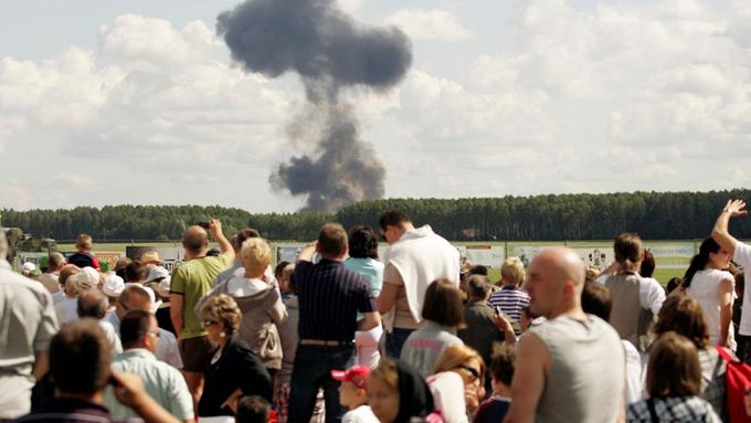 Diváci sledují kouř z vraku letadla, při jehož zřícení zahynuli oba piloti