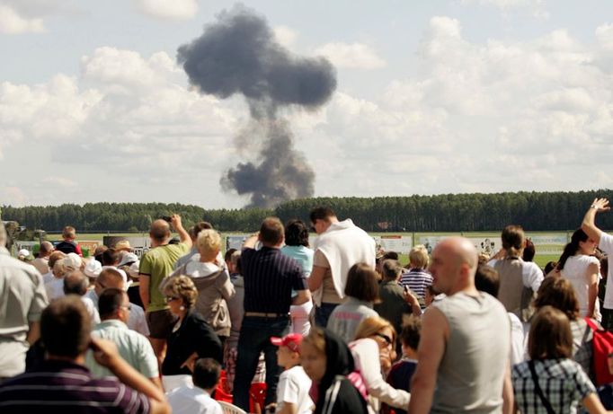 Diváci sledují kouř z vraku letadla, při jehož zřícení zahynuli oba piloti