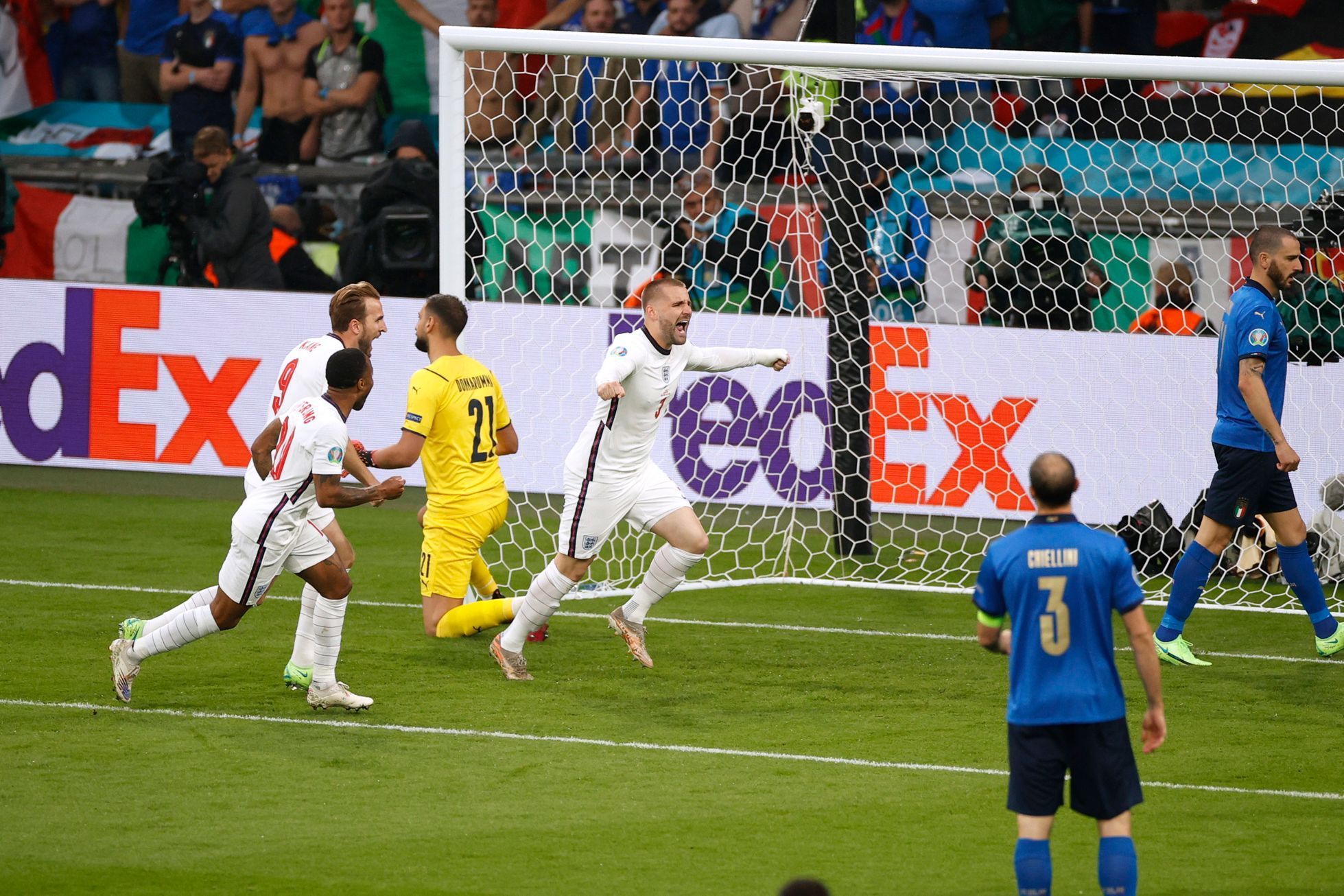 Luke Shaw slaví gól ve finále ME 2020 Itálie - Anglie