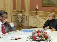 Juščenko s Tymošenkovou během pondělního jednání. Přestože se Tymošenková stala premiérkou, neshody mezi oběma bývalými partnery oranžové revoluce přetrvávají.