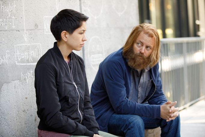 Sonoya Mizunová v roli Lily a Nick Offerman jako Forest.