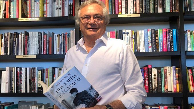 Venezuelský novinář a autor Moisés Naím v roce 2019 se svým prvním beletristickým románem, v němž vyjádřil svůj názor na zesnulého venezuelského prezidenta Huga Cháveze a jeho vládu.