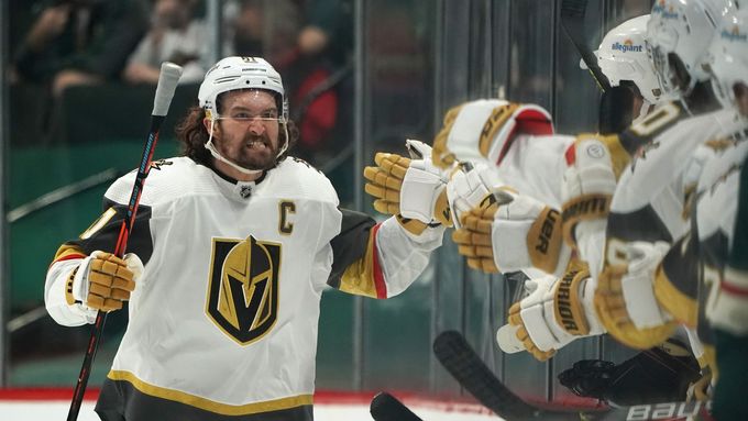 Kapitán Vegas Mark Stone oslavuje gól ve čtvrtém utkání prvního kola play off na ledě Minnesoty.