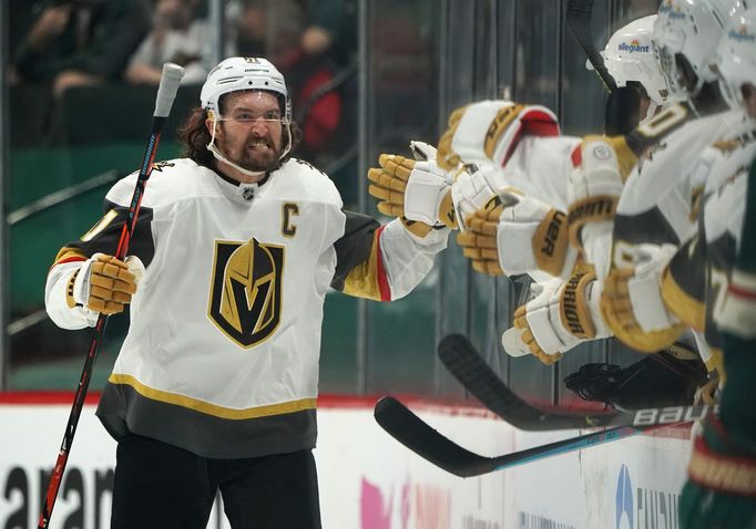 Kapitán Vegas Mark Stone oslavuje gól ve čtvrtém utkání prvního kola play off na ledě Minnesoty.