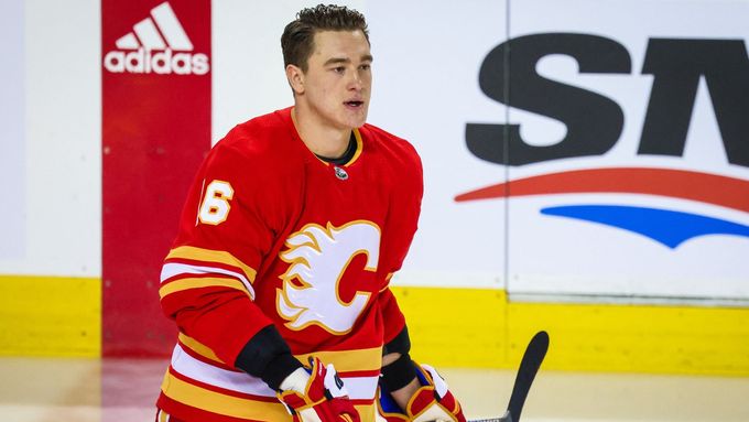 Nikita Zadorov v dresu Calgary Flames