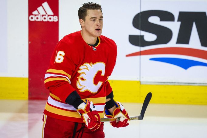 Nikita Zadorov v dresu Calgary Flames