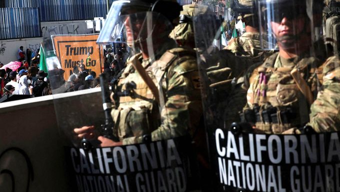 Trump nechal do Los Angeles vyslat na 4 tisíce příslušníků Národní gardy a několik stovek vojáků z námořní pěchoty kvůli demonstracím proti jeho imigrační politice.