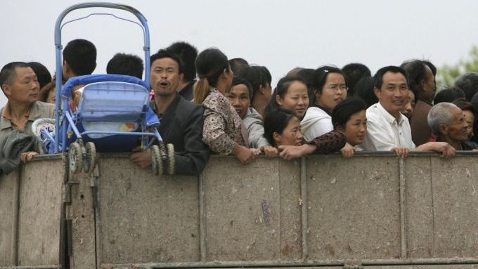 Evakuace lidí ohrožených protržením jezera Tchang-ťia-šan, jež vzniklo po zemětřesení v provinvii S'-čchuan