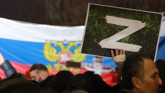 Písmeno Z a ruské vlajky na demonstraci nacionalistů v Srbsku na podporu ruské agrese proti Ukrajině, 4. března 2022