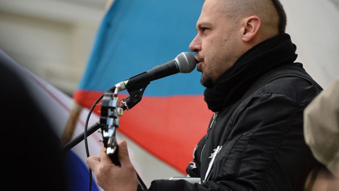 Zpěvák Tomáš Ortel hraje na sobotní demonstraci na podporu Miloše Zemana na Hradčanském náměstí.