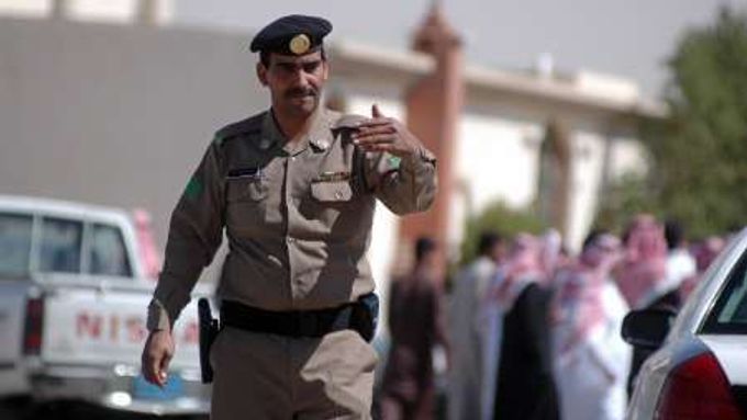 Saúdskoarabské bezpečnostní síly včera dopadli a zabili pět ozbrojenců stojících za útokem na ropný terminál v Abkaíku.