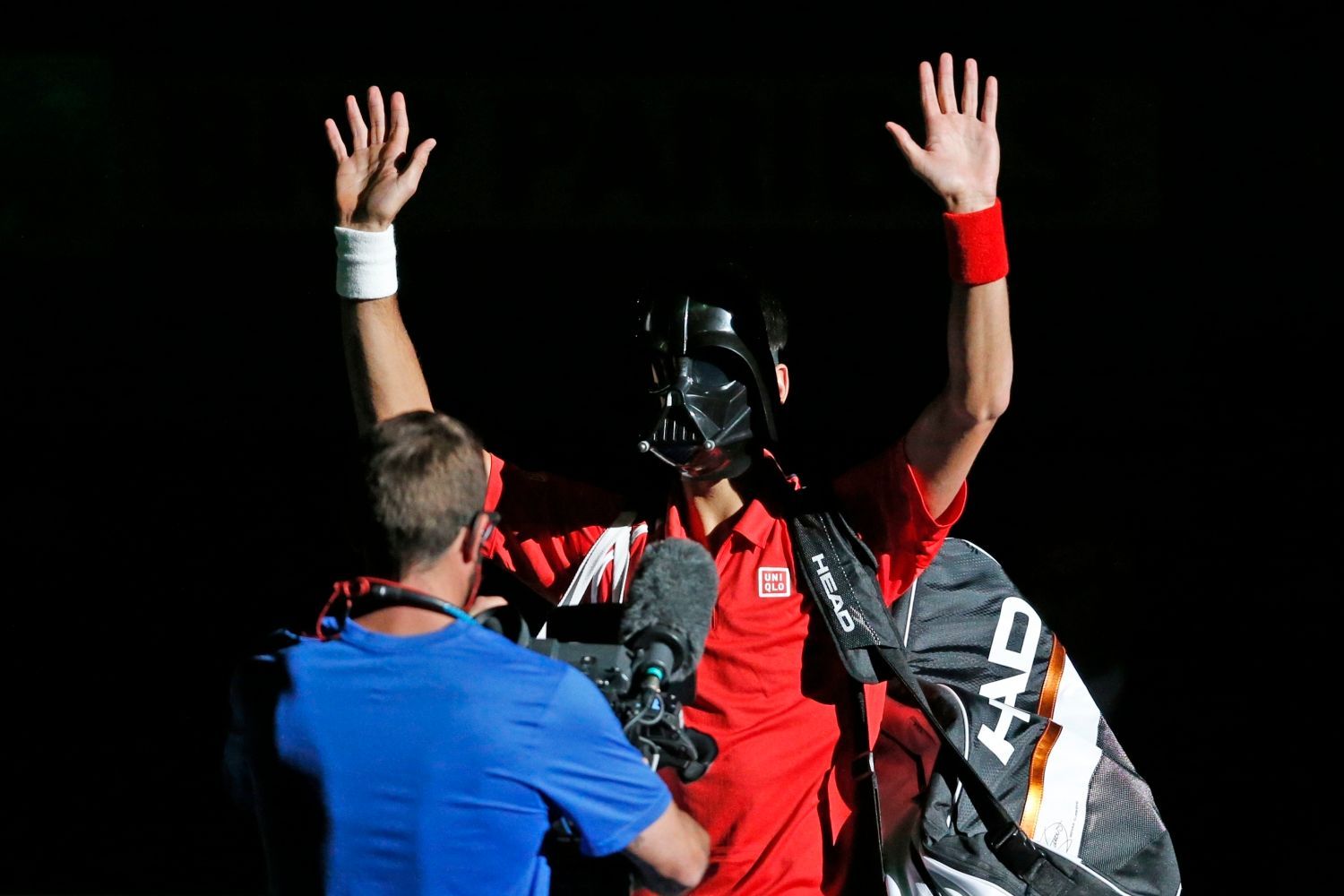 Srbský tenista Novak Djokovič v utkání s Američanem Samem Querreym v pařížském turnaji Masters 2012.