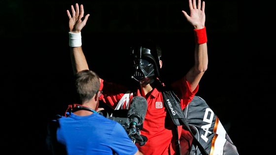 FOTO Temná strana síly? Djokovič v masce Darth Vadera padl
