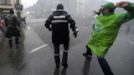 Arcelor Mittal workers from several Liege steel plants clash with riot policemen during a demonstration outside the Walloon Region parliament in Namur January 29, 2013. ArcelorMittal, the world's largest steel producer, plans to shut a coke plant and six finishing lines at its site in Liege, Belgium, affecting 1,300 employees, the group said last week. REUTERS/Laurent Dubrule (BELGIUM - Tags: CIVIL UNREST BUSINESS EMPLOYMENT COMMODITIES) Published: Led. 29, 2013, 2:21 odp.