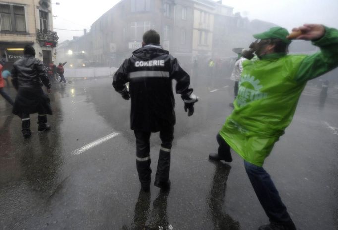 Arcelor Mittal workers from several Liege steel plants clash with riot policemen during a demonstration outside the Walloon Region parliament in Namur January 29, 2013. ArcelorMittal, the world's largest steel producer, plans to shut a coke plant and six finishing lines at its site in Liege, Belgium, affecting 1,300 employees, the group said last week. REUTERS/Laurent Dubrule (BELGIUM - Tags: CIVIL UNREST BUSINESS EMPLOYMENT COMMODITIES) Published: Led. 29, 2013, 2:21 odp.