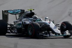 Nudná premiéra v Baku patřila Rosbergovi, třetím místem zazářil Pérez