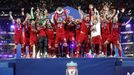 Fotbalisté Liverpoolu s trofejí pro vítěze Ligy mistrů