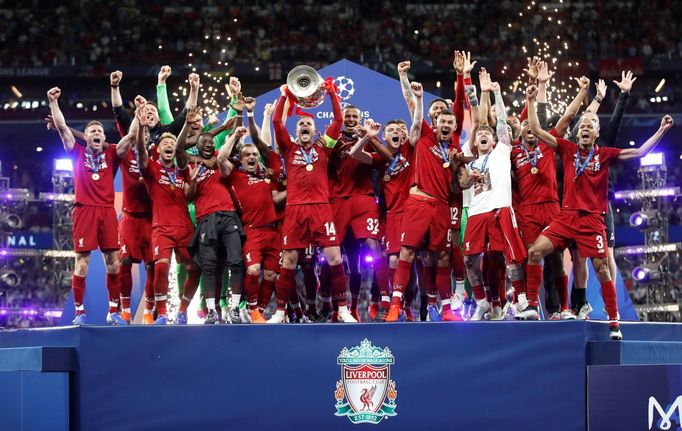 Fotbalisté Liverpoolu s trofejí pro vítěze Ligy mistrů