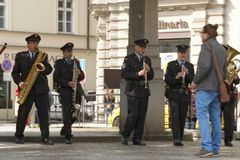 Video: Místo zbraní fagoty. Muž se netrefil kelímkem do koše, pořádek zjednal policejní orchestr