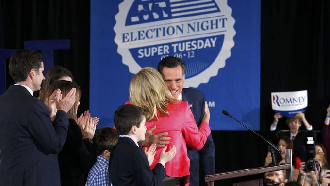 Mitt Romney se po příjezdu do Bostonu vítá s manželkou Annou