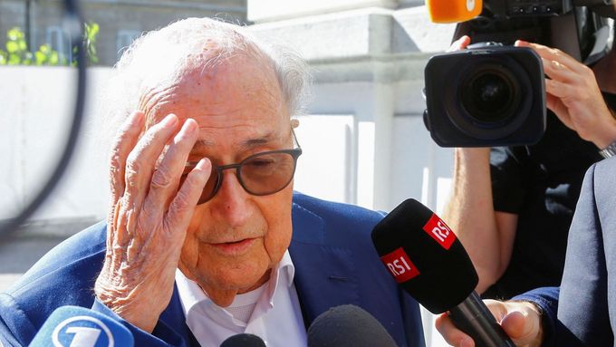 Bývalý nejmocnější muž světového fotbalu Sepp Blatter před dnešním jednáním švýcarského soudu