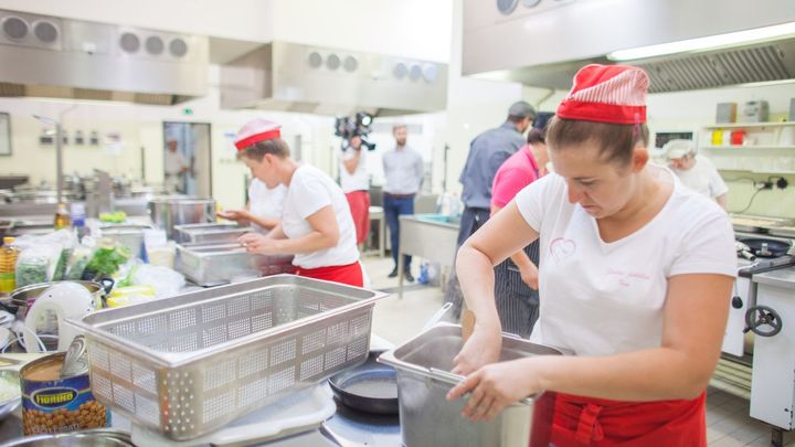 Nové menu pro školní jídelny. Nabídnou míň masa i brambor, o buchtičky děti nepřijdou