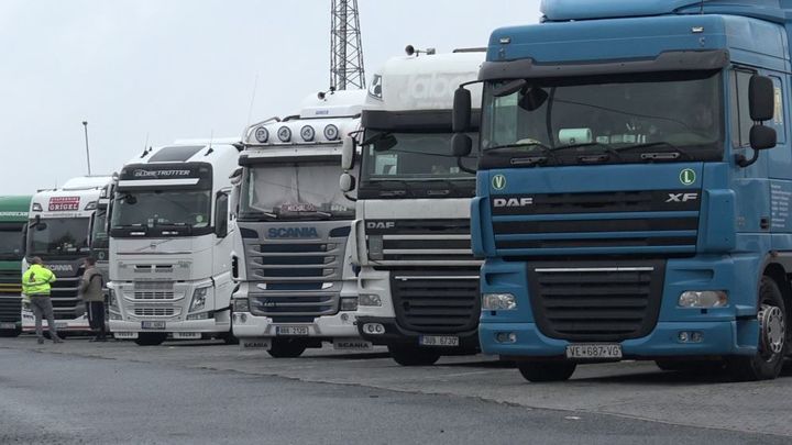 Kamiony se někde z Česka na Slovensko nedostanou. Dopravci blokují hraniční přechody